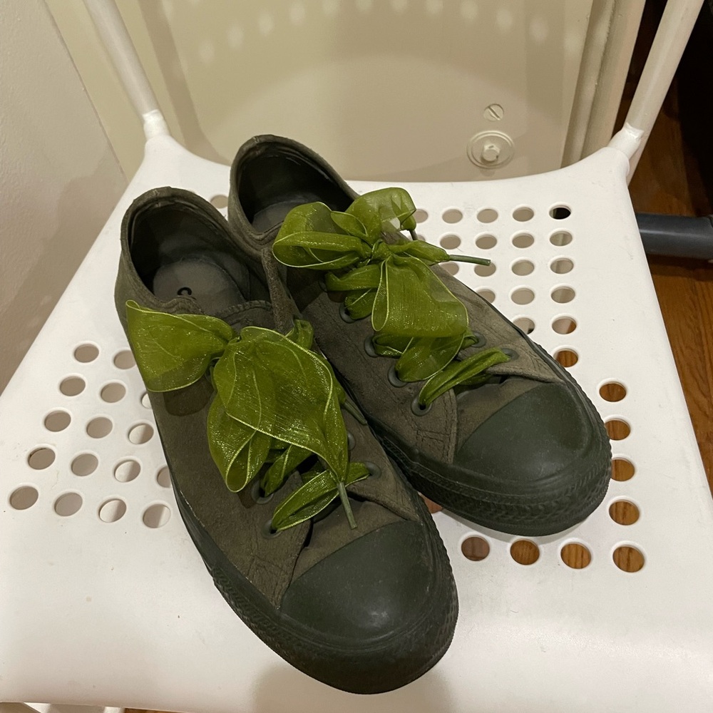 Converse Ribbon Sneakers
Women’s US 8.5 / EU 39.5 / CM 25
Unisex